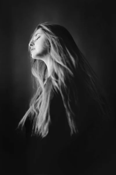 Belle femme aux cheveux longs — Photo