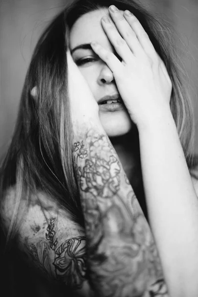 Uzun saçlı güzel bir kadın.