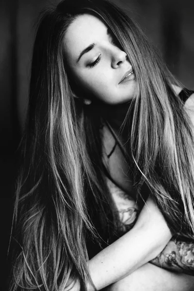 Uzun saçlı güzel bir kadın.
