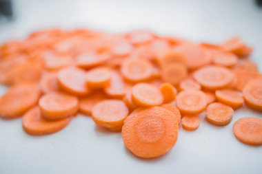 havuç beyaz masanın üzerine dilimlenmiş 