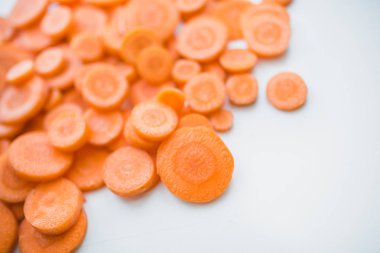 Tablo taze dilimlenmiş havuç 