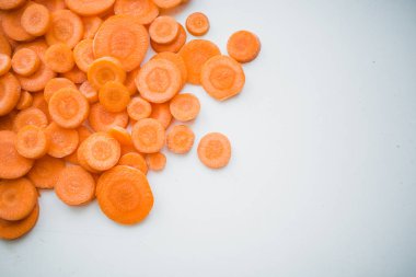 Tablo taze dilimlenmiş havuç 