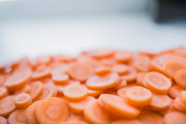 taze dilimlenmiş havuç