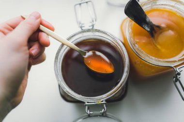 kaşık ile tatlı bal tutan el