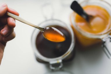 Altın kaşık bal tutan el