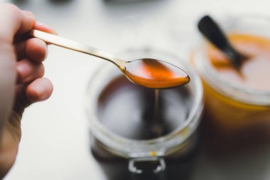 Altın kaşık bal tutan el