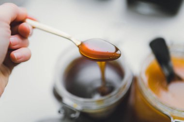 El tutma kaşık bal ile