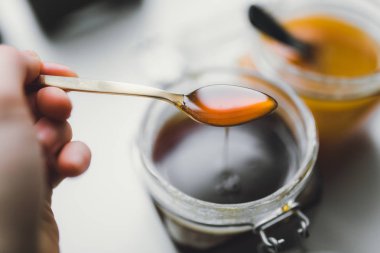 El tutma kaşık bal ile