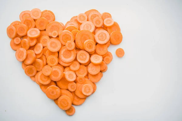 Serce z świeże pokrojone marchewki — Zdjęcie stockowe