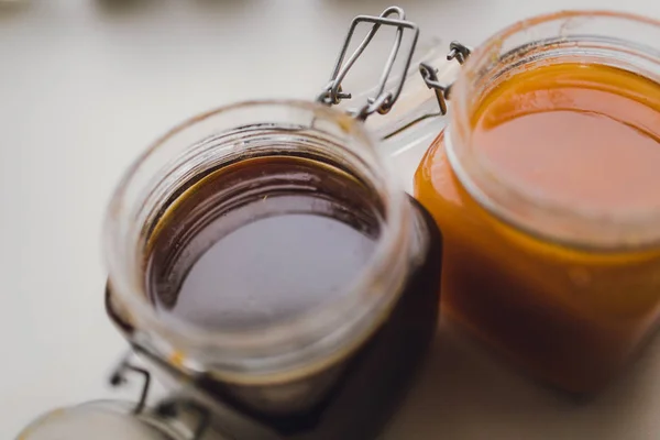 Miel sucré dans des pots en verre — Photo