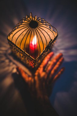 mum yakma ile fener yakınındaki el