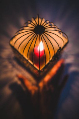 mum yakma ile fener yakınındaki el