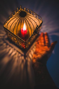 mum yakma ile fener yakınındaki el