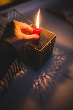 el al kırmızı mum yakma