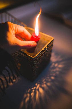 el al kırmızı mum yakma