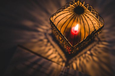 fener kırmızı mum ile 