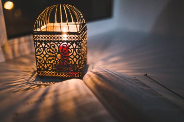 fener kırmızı mum ile 