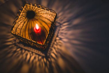 fener kırmızı mum ile 