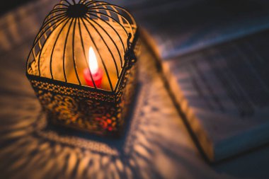 fener kırmızı mum ile 