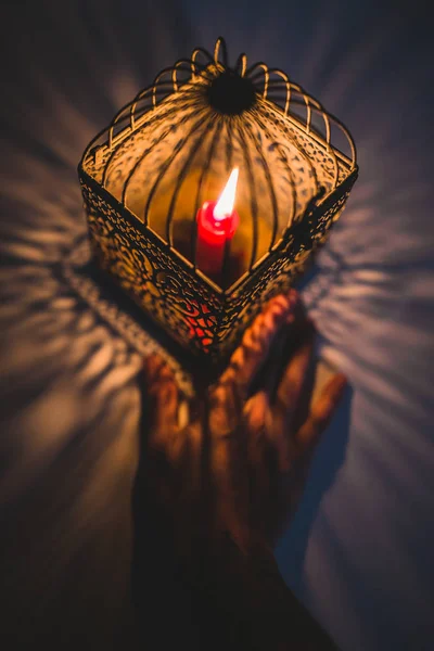 Yanan mumlu fener