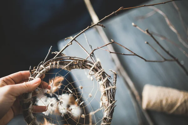 Hand holding beautiful dream catcher — Stock Photo, Image