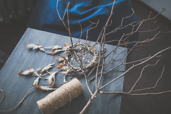 Hermoso atrapasueños en la mesa — Foto de Stock