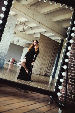 Aynadaki genç kadın