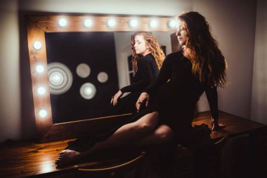 kadının yanına ayna ampuller ile