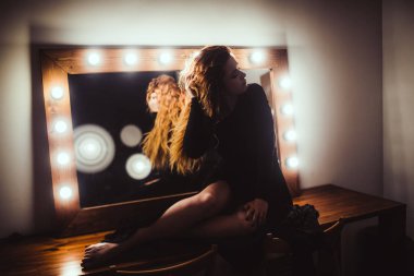 kadının yanına ayna ampuller ile