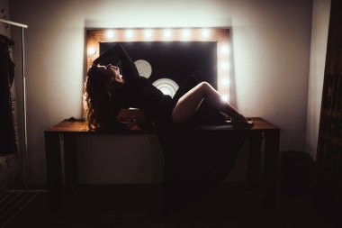 kadının yanına ayna ampuller ile