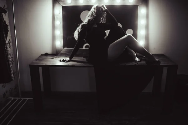 Hermosa mujer cerca del espejo —  Fotos de Stock