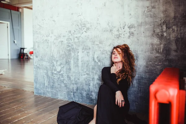 Schöne Frau mit roten Haaren — Stockfoto