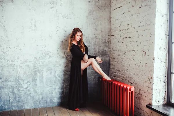Vrouw in jurk en rode schoenen — Stockfoto