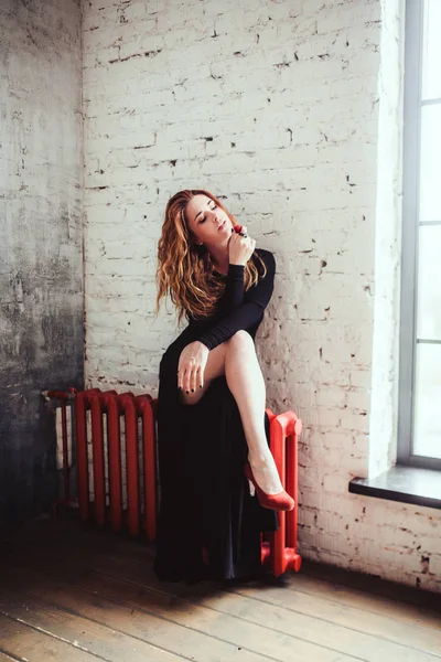 Mujer en vestido negro y zapatos rojos —  Fotos de Stock