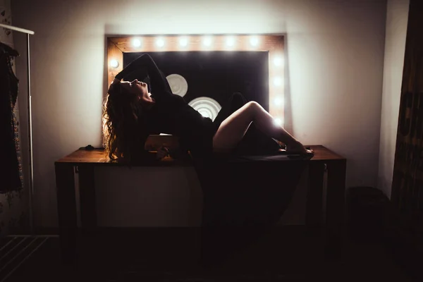 Kobieta w pobliżu lustro z żarówek — Zdjęcie stockowe