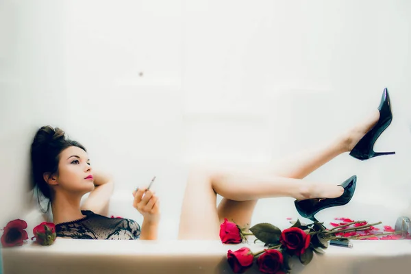 Mujer en lencería con rosas — Foto de Stock