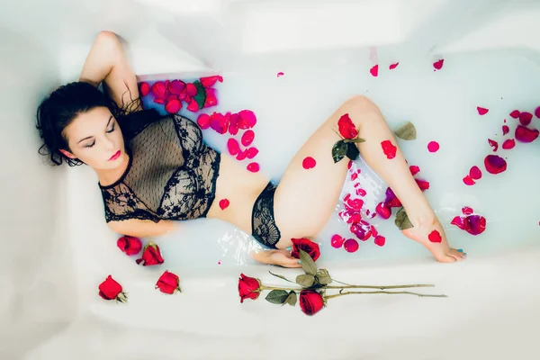 Mujer en lencería negra con rosas — Foto de Stock