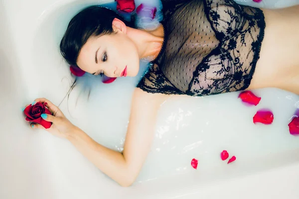 Brunette vrouw in lingerie in badkamer — Stockfoto