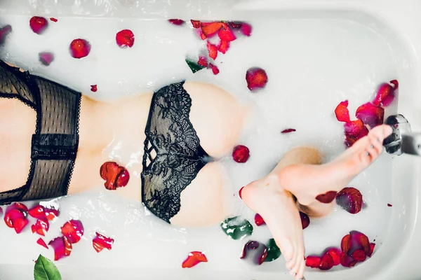 Mulher de volta em lingerie preta — Fotografia de Stock