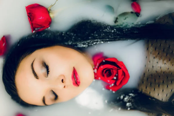 Kırmızı güllü kadın