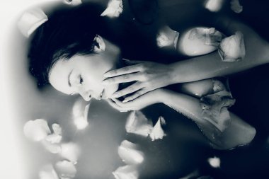 yaprakları ile banyoda rahatlatıcı kadın