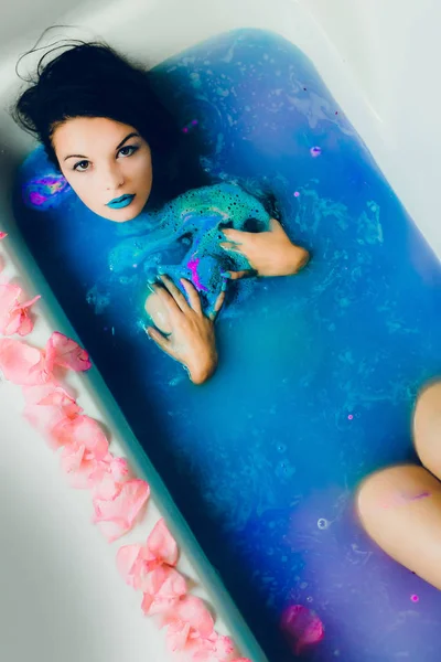 Mulher alegre em água azul — Fotografia de Stock
