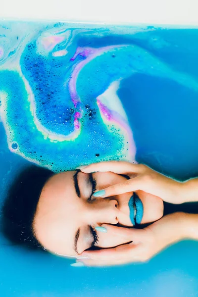 kadın mavi su içerisinde rahatlatıcı