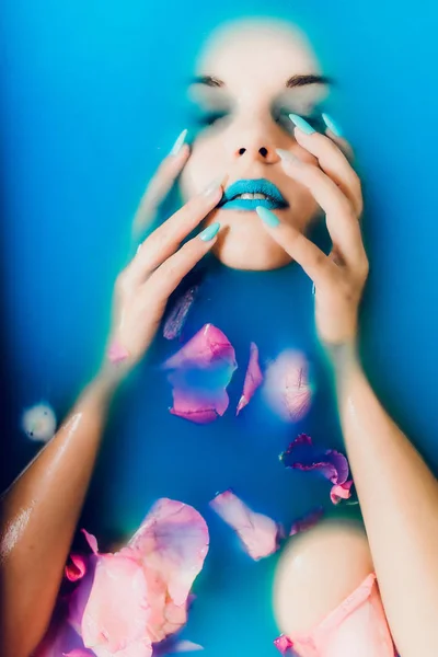 Ursnygg kvinna i blått vatten — Stockfoto