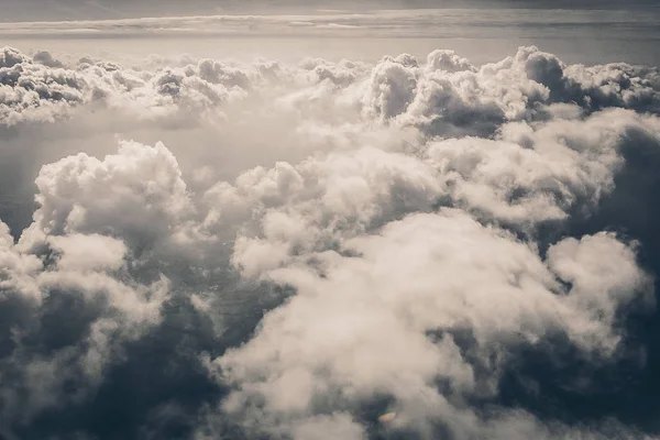 Белые облака в темно-синем небе — стоковое фото