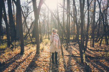 sonbahar orman kadına