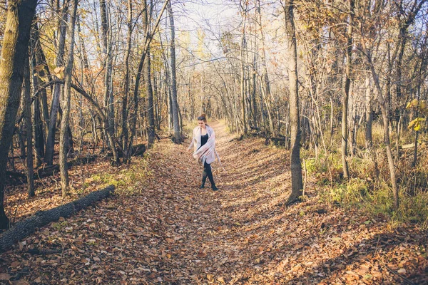 Kobieta jesień las — Zdjęcie stockowe