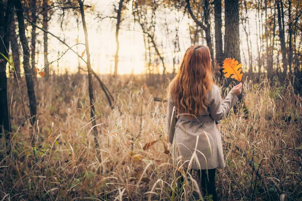 빨간 머리 여 자가 들고 노란색 잎 — 스톡 사진