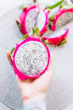 dragon meyve el holding dilimlenmiş