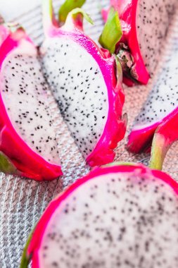 Dragon meyve peçeteye dilimlenmiş